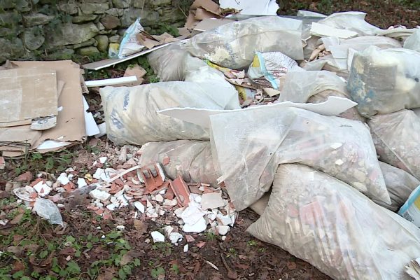 Rifiuti abbandonati vicino al lago a Montorfano