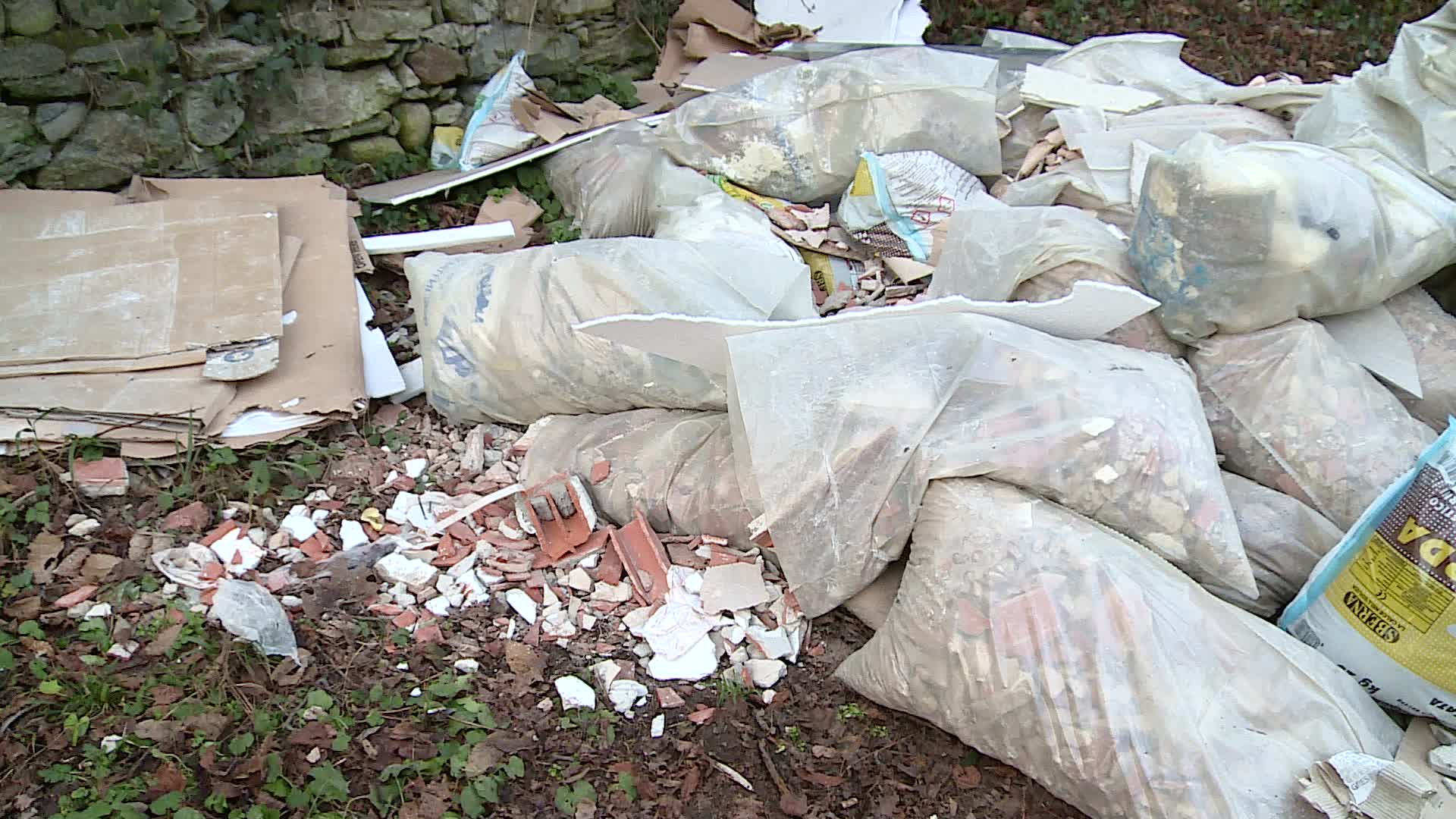 Rifiuti abbandonati vicino al lago a Montorfano