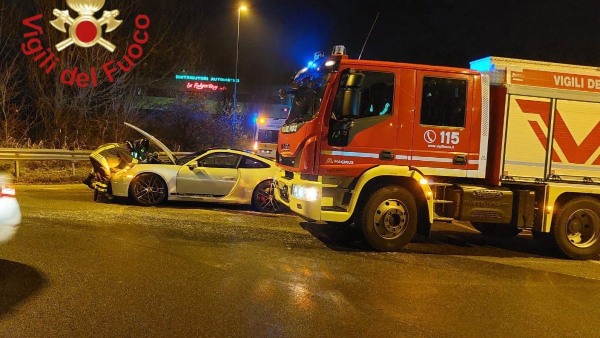 L’auto esce di strada e salta la rotonda. 34enne in ospedale ma non è grave