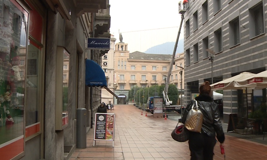 Ticino, nuovi rincari e commercianti in crisi. Il vicesindaco di Chiasso: “Non è più la Svizzera di una volta”