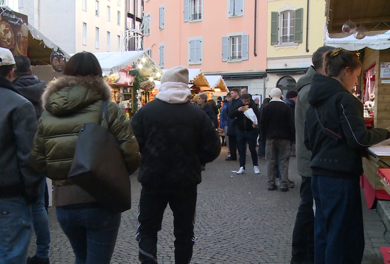 Città piena per il Ponte dell’Immacolata, a Como iniziata la corsa ai regali