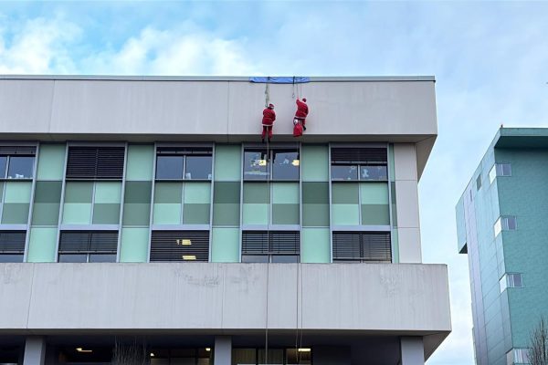 Sorpresa per i bimbi ricoverati, Babbo Natale entra dalla finestra con i regali