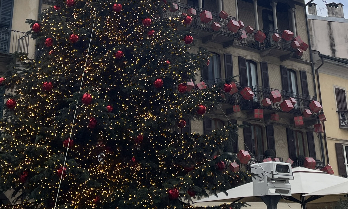Como, l’appello al sindaco: “Tra le proiezioni di Natale ci sia la bandiera dell’Unione europea”