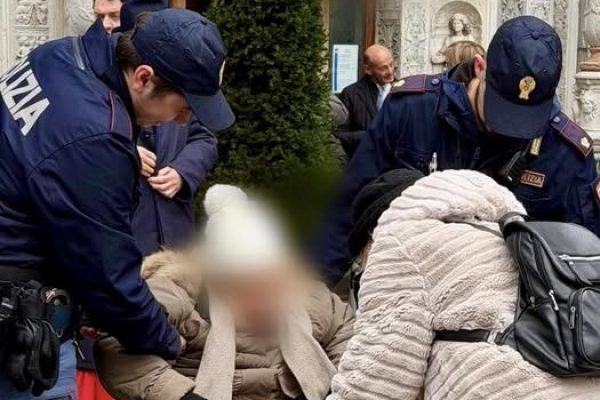 Solidarietà a Natale, la polizia accompagna un’anziana alla messa in Duomo