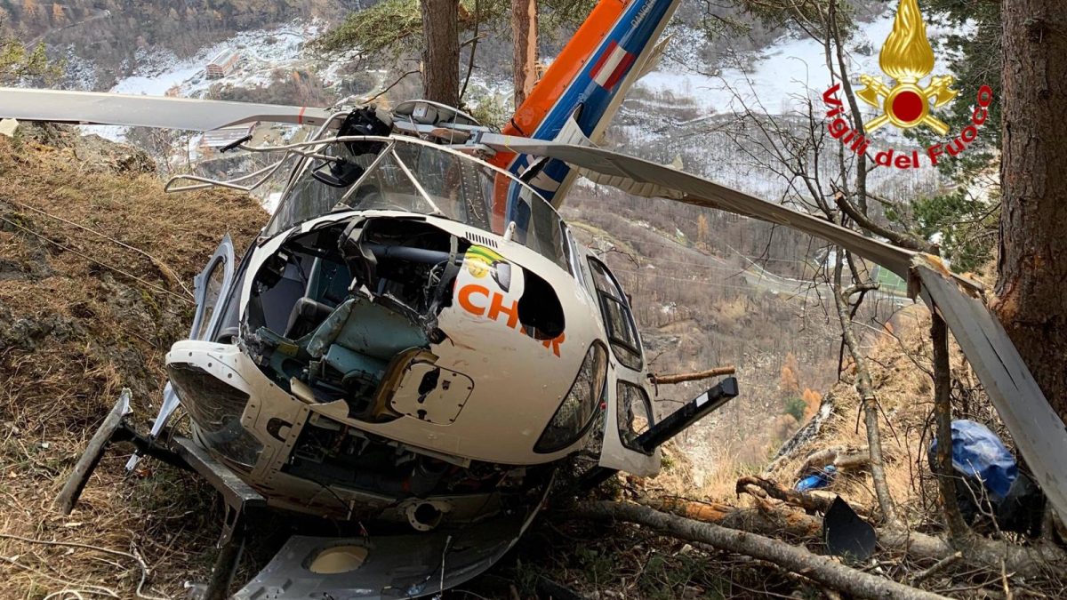 Elicottero precipita in Valtellina: morto un operaio 29enne, tre i feriti