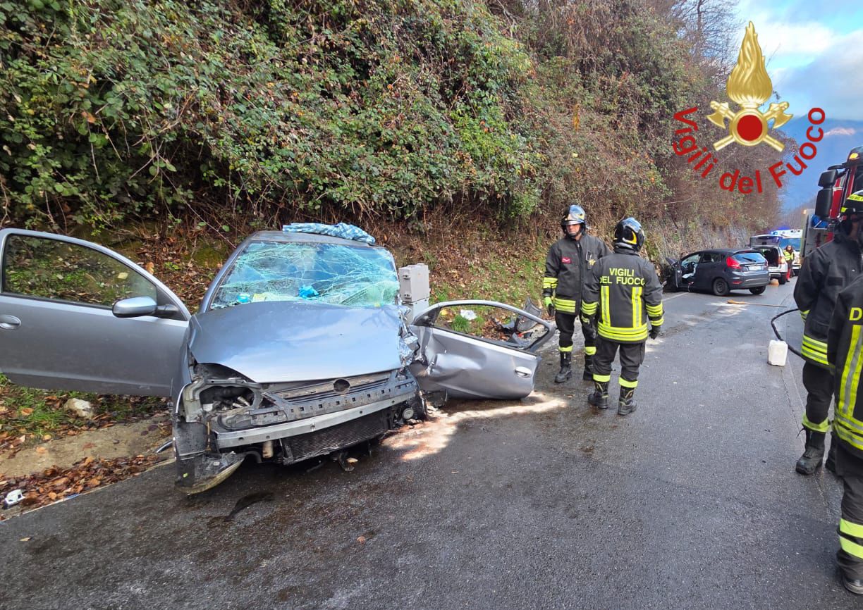 Dizzasco, scontro tra auto, due feriti. Soccorsi con l’elicottero