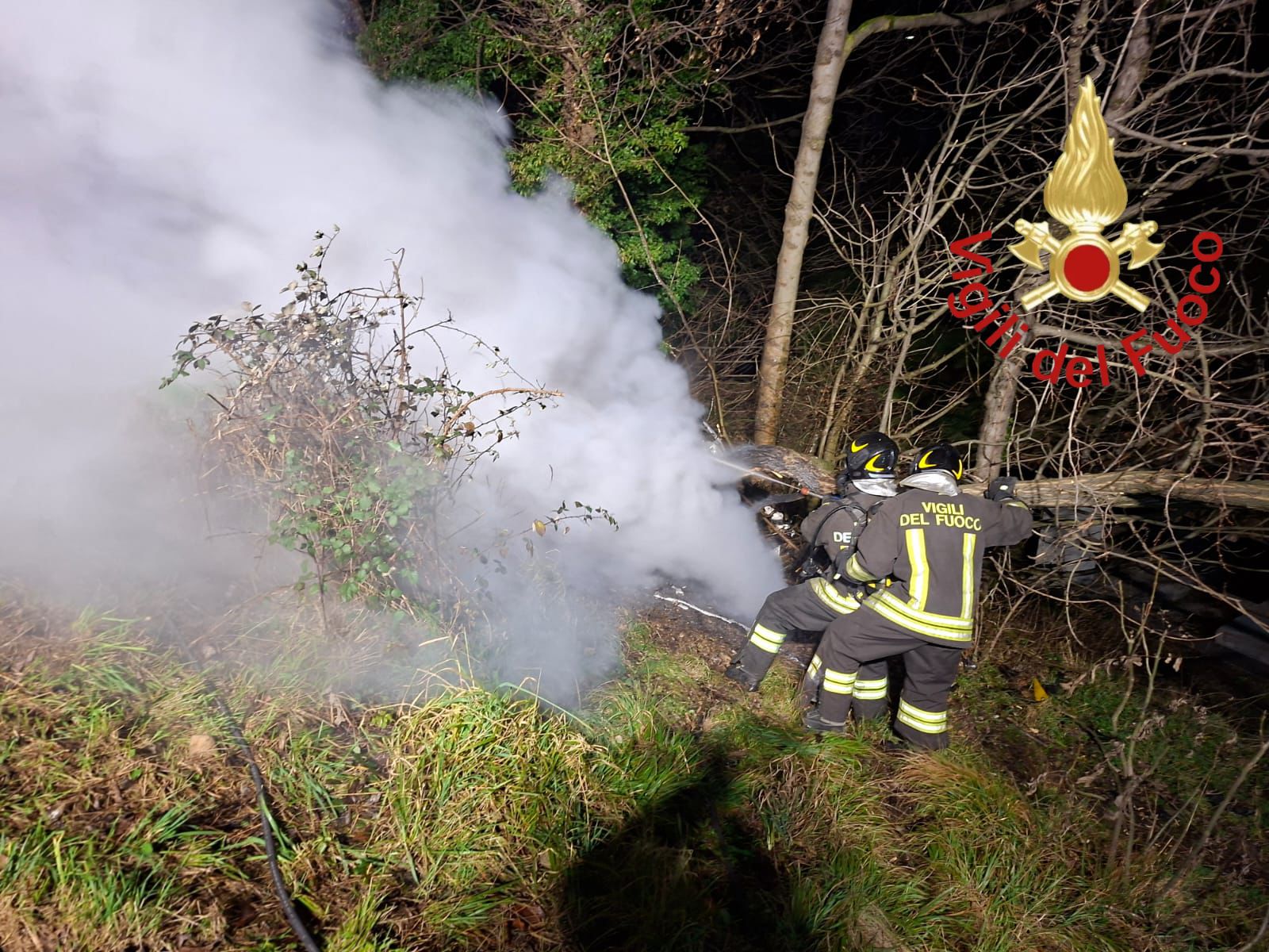 Auto fuori strada nella notte a Erba, ferito un 27enne
