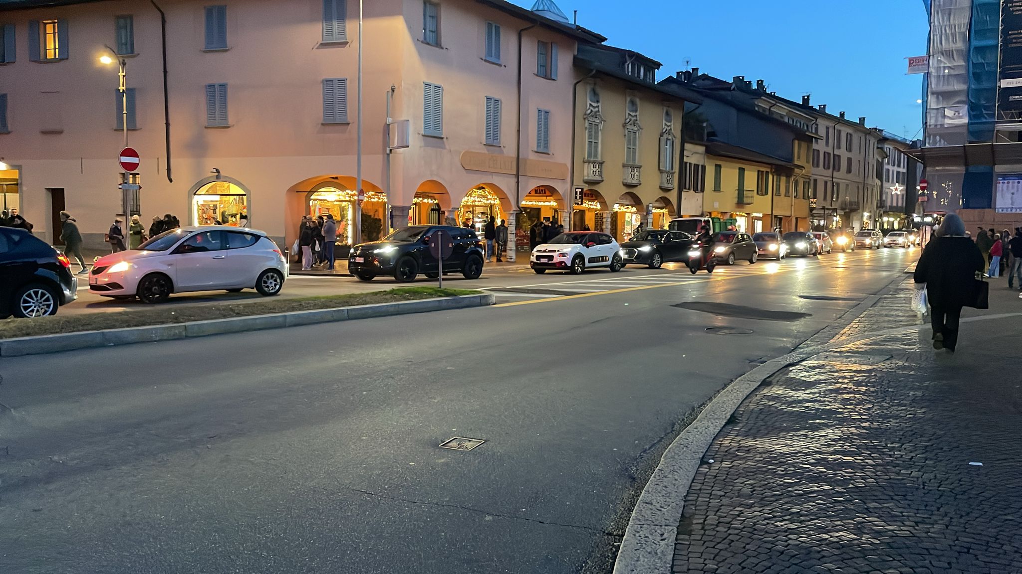 Como, domenica in città tra traffico congestionato e folla per le vie del centro