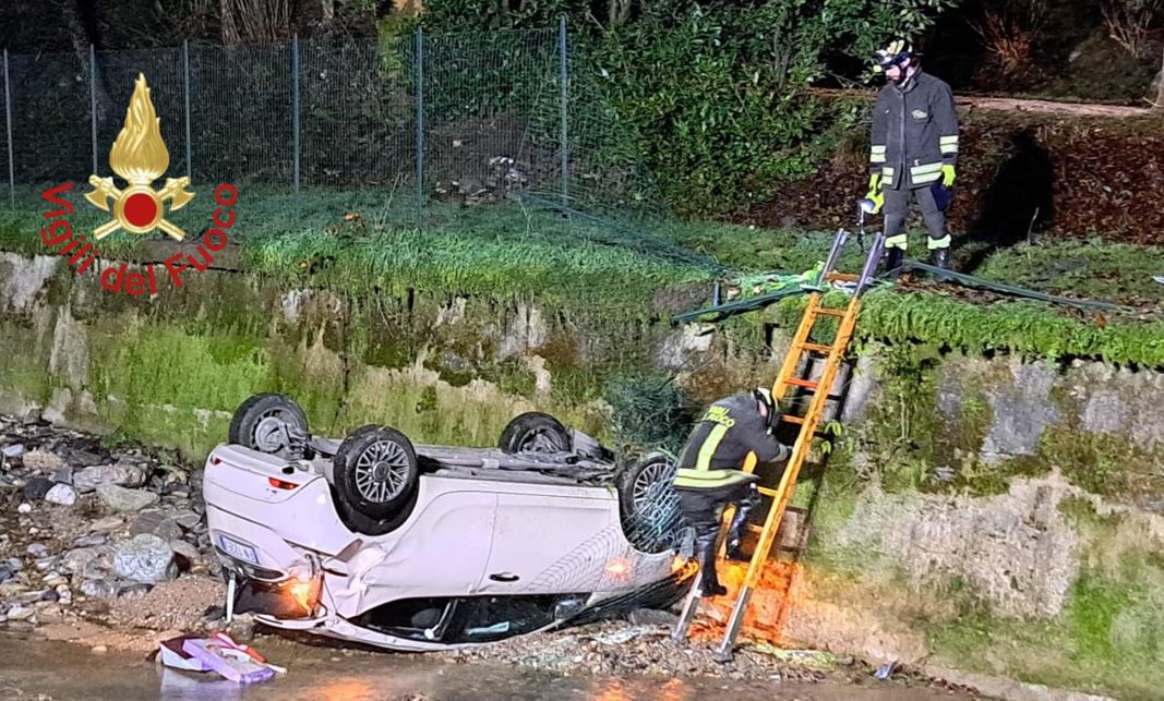 Como, auto si ribalta nel torrente Cosia. Illeso il conducente