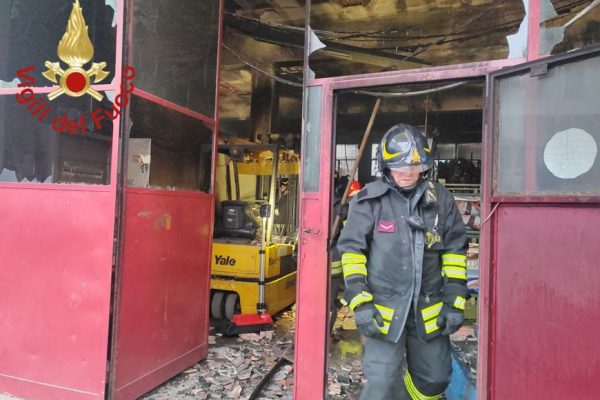 Como, incendio in un capannone dismesso: vigili del fuoco e forze dell’ordine in via Paoli