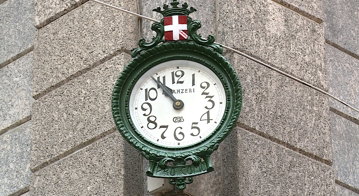 Como, orologi storici riparati. La stoccata di Rapinese a Gaddi. La replica: “Due comici attempati”