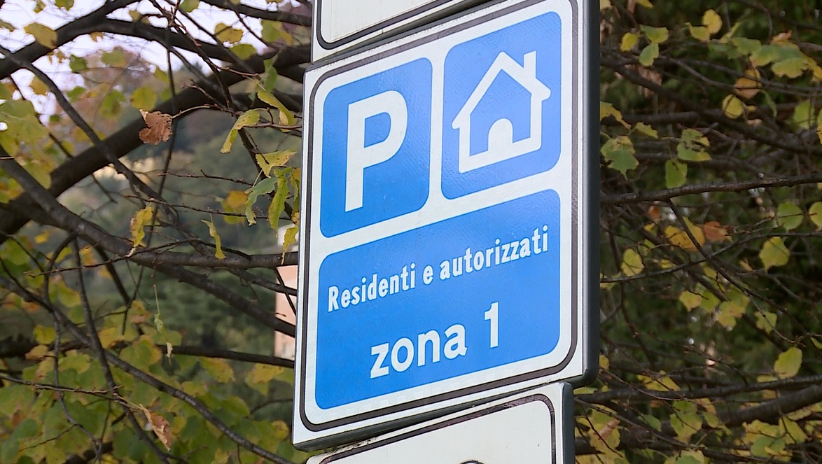 Como, aumento posti auto per i residenti, il Pd: “Si cerca di mettere una pezza alle scelte sbagliate”