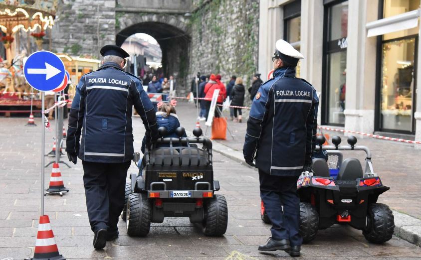 Como, le forze dell’ordine in piazza per i bambini