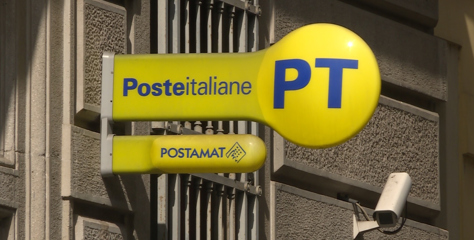 Como, ruba lo zaino a un’impiegata delle poste e fa spese in città: denunciato 34enne algerino