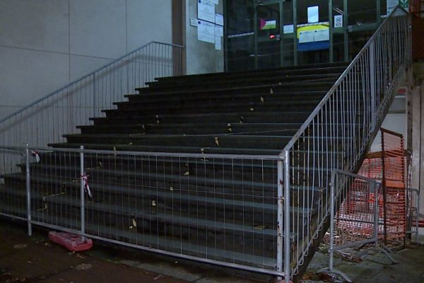 Scuola media Parini di Como, scala inagibile da 3 anni e mezzo: inizio lavori fissato a maggio 2026