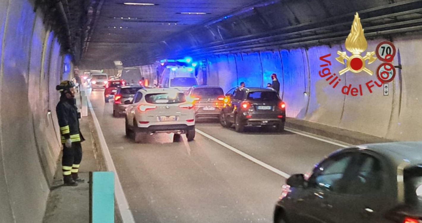 Cernobbio, tamponamento in galleria fra tre auto. Nessun ferito