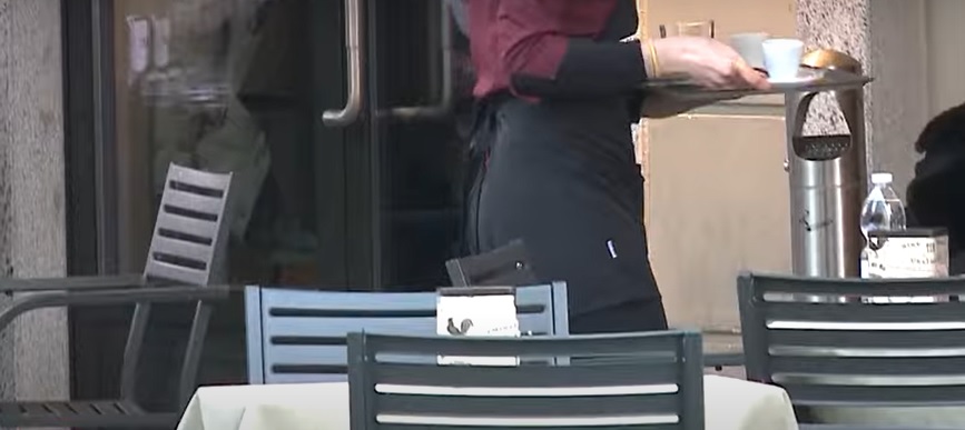 Como, tavolini ridotti drasticamente e tutti uguali. Rapinese ai locali: “Prezzi esagerati e incassi folli”