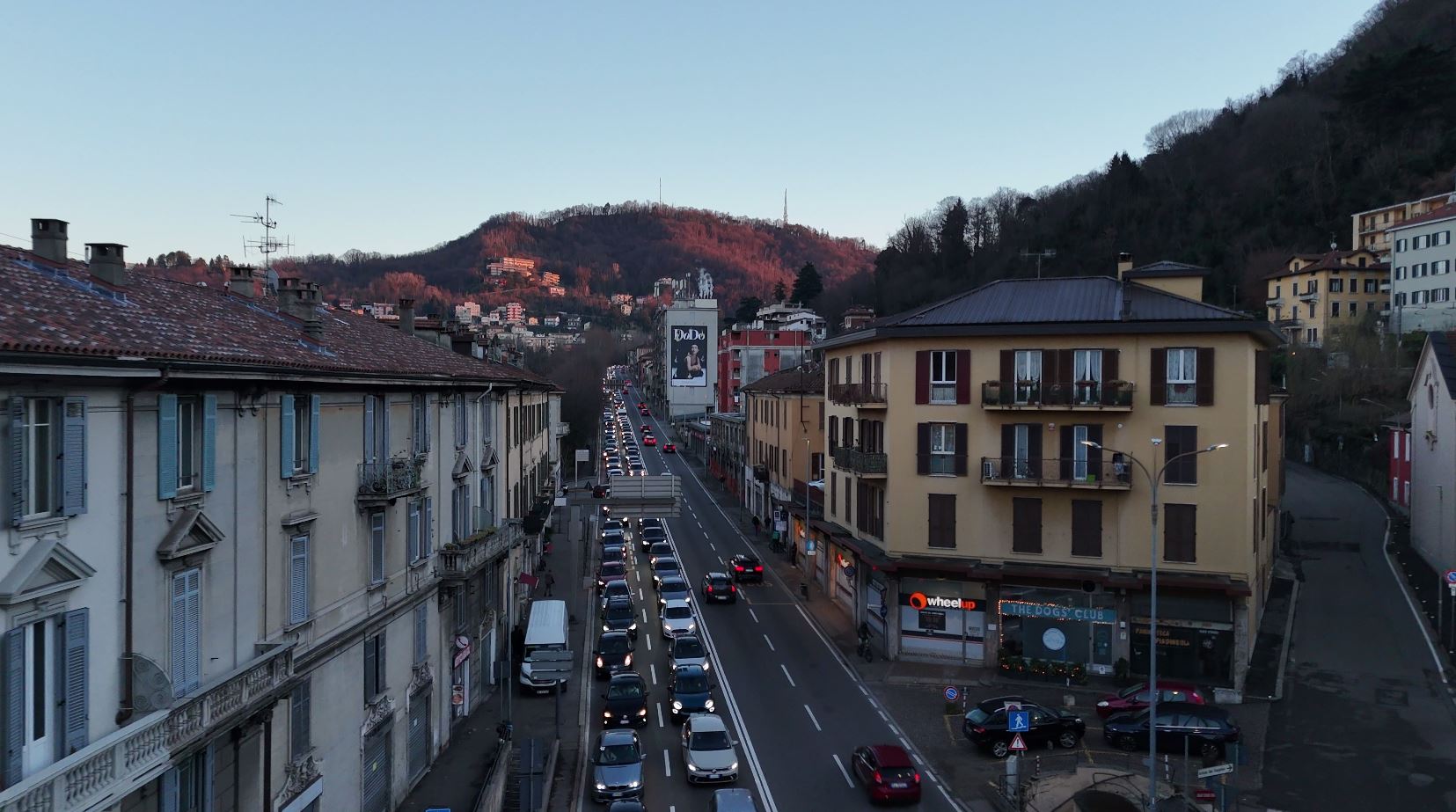 Como, un altro sabato da tutto esaurito: traffico bloccato sulla Napoleona e in via Milano