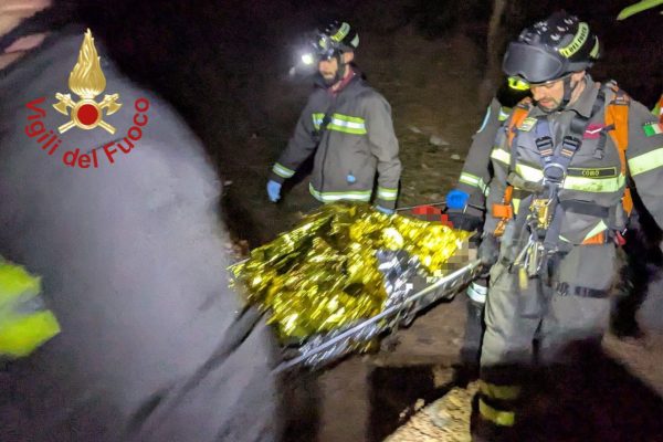 Erba, cade in un dirupo: attivato il piano per le ricerche, donna salvata