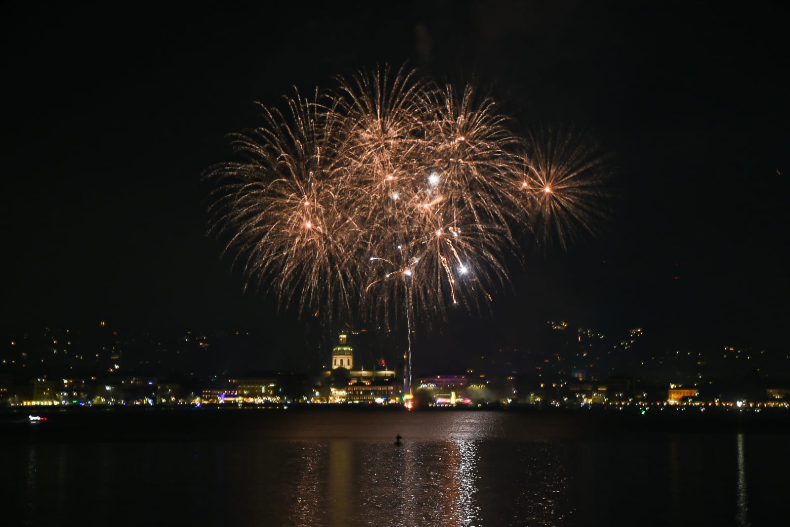 Notte di Capodanno a Como, i festeggiamenti con i fuochi d’artificio sul lago