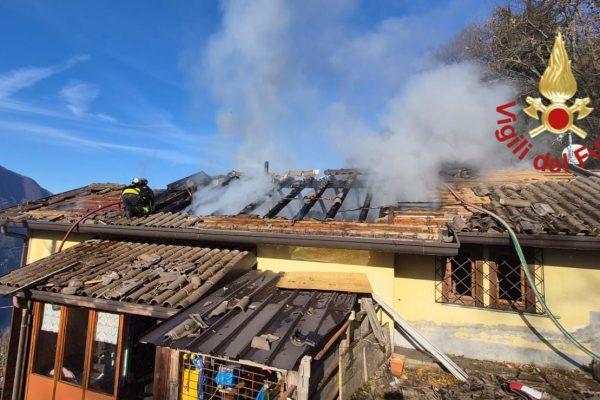 Paura a Nesso, tetto distrutto dalle fiamme. Maxi intervento dei vigili del fuoco