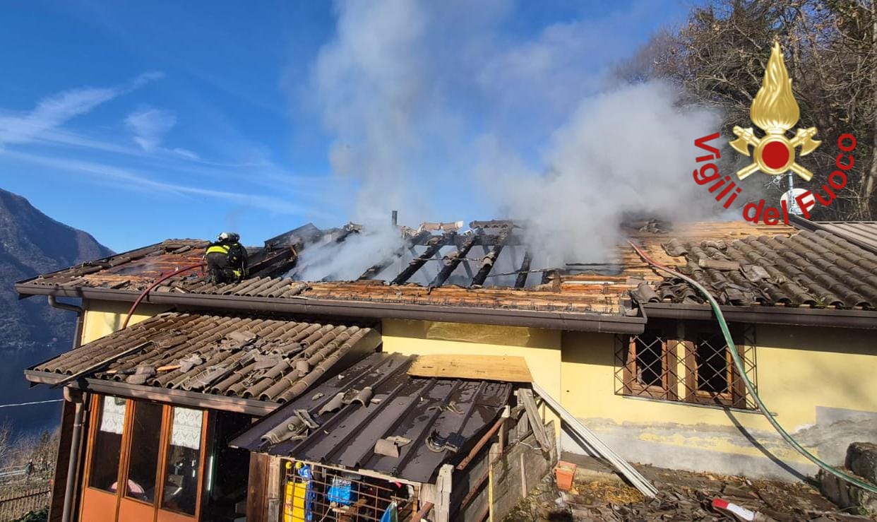 Paura a Nesso, tetto distrutto dalle fiamme. Maxi intervento dei vigili del fuoco