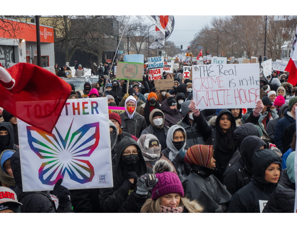 Dilaga la protesta dopo l’uccisione di Renee Good a Minneapolis, migliaia in piazza