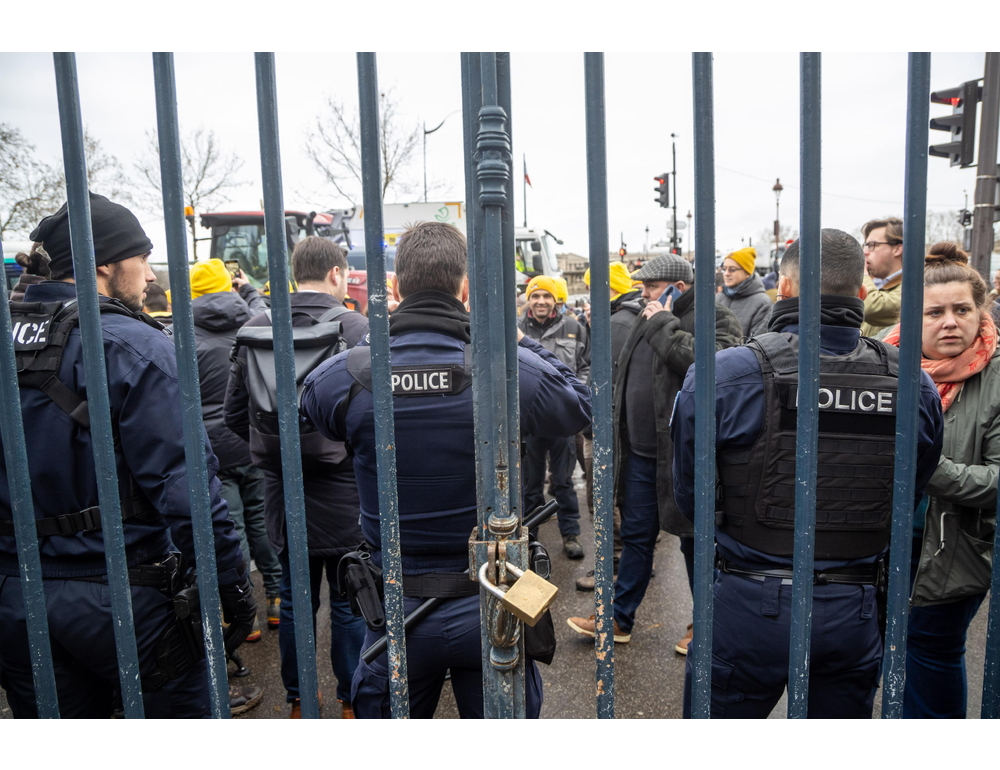 Francia, agricoltori anti-Mercosur tentano di scavalcare inferriata Parlamento