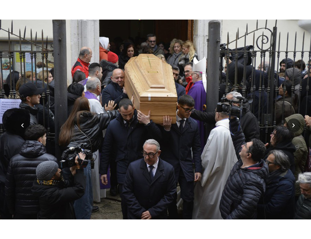 I funerali di Aurora, ‘una violenza che lascia senza fiato’