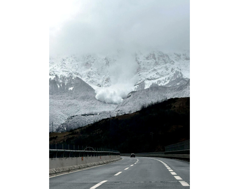 Imponente slavina si stacca dal Gran Sasso, le foto virali sui social