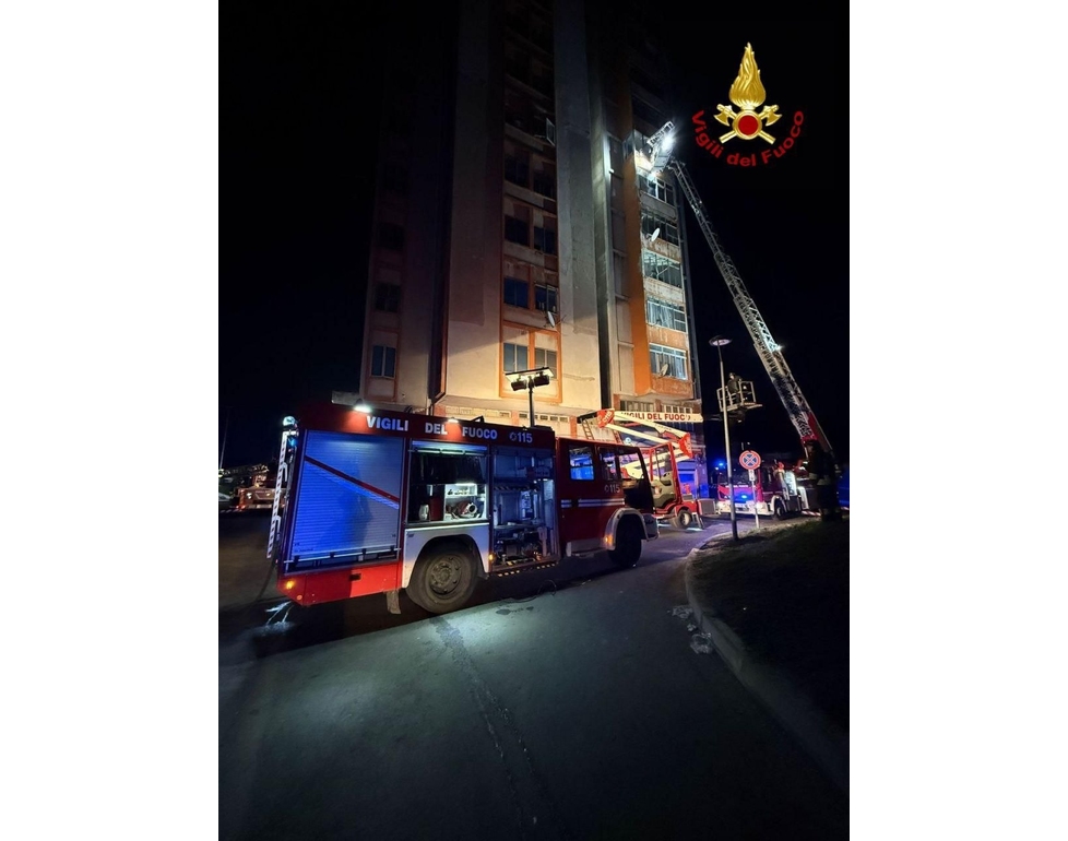 Incendio al grattacielo di Ferrara, evacuate circa 200 persone