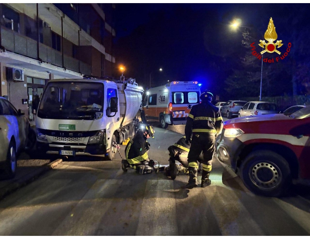 Incidente sul lavoro a Modena, operatore ecologico incastrato sotto un camion