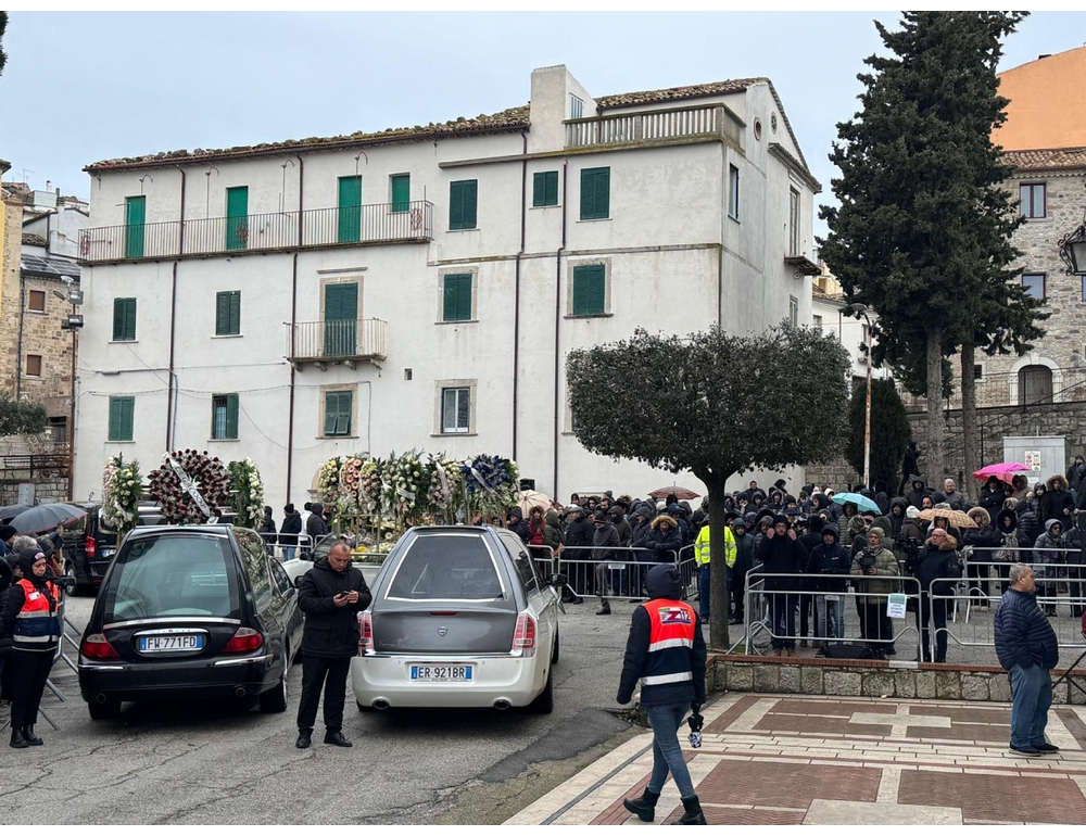 Morte per intossicazione, chiesa gremita ai funerali delle due vittime