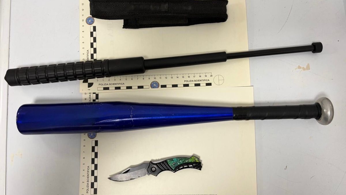Viaggia con un manganello e una mazza da baseball, denunciato