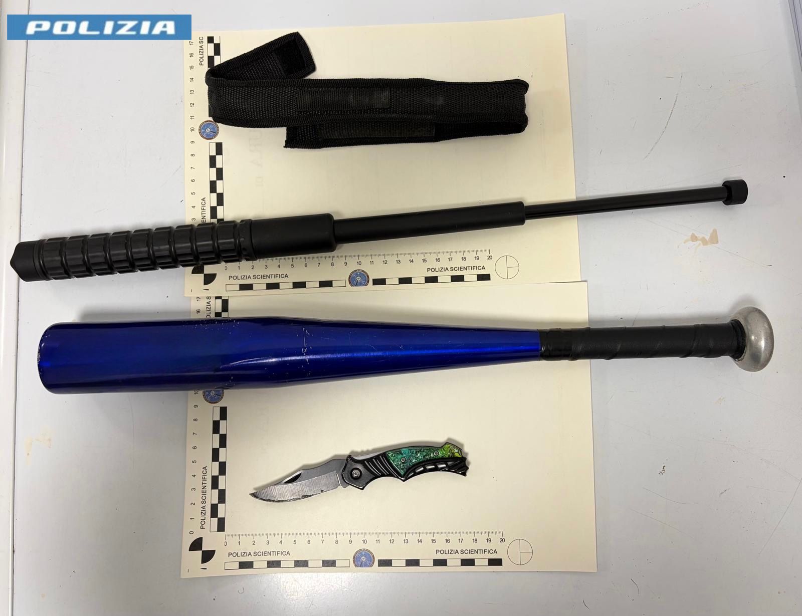 Viaggia con un manganello e una mazza da baseball, denunciato
