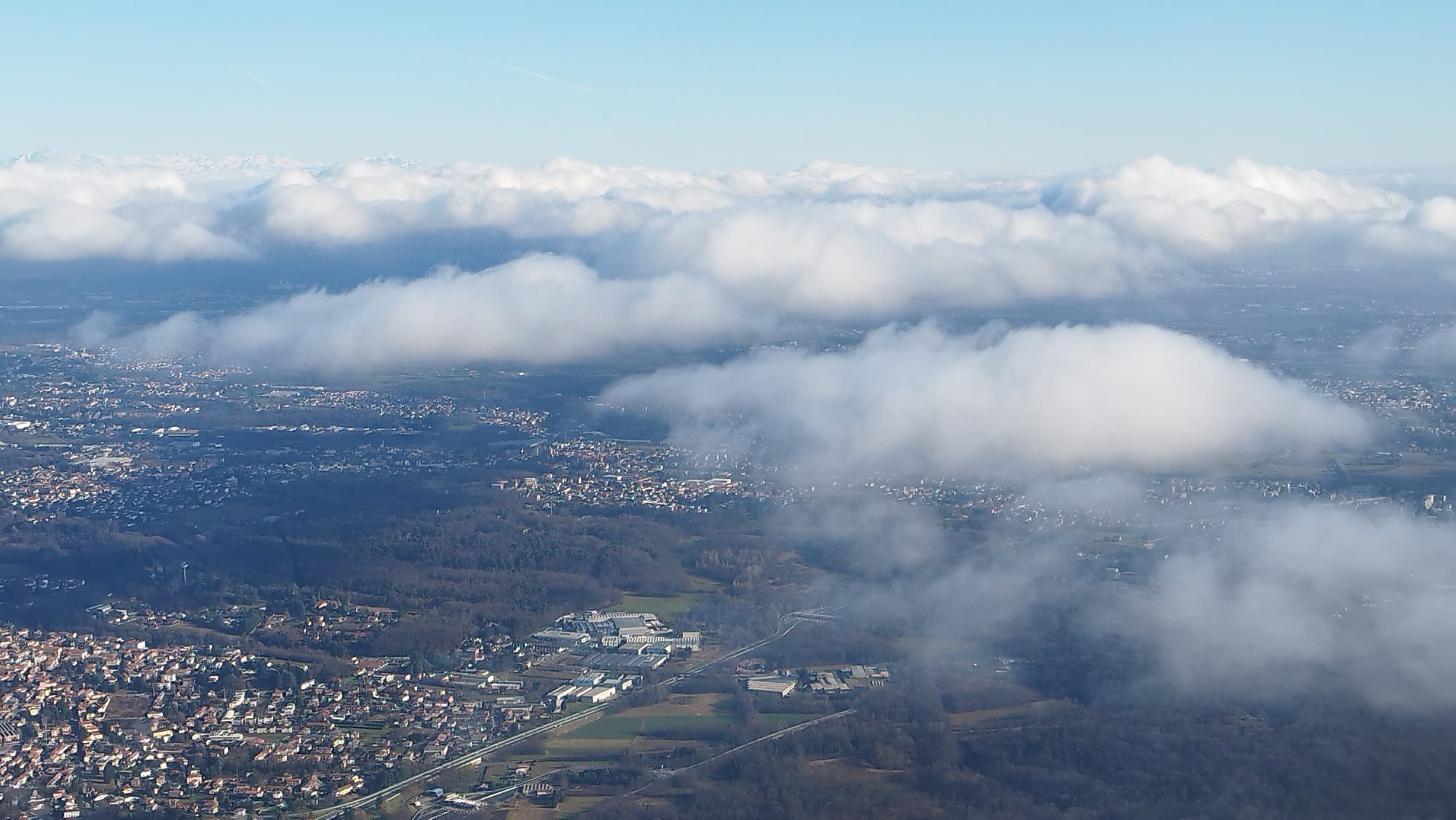 Debole nevicata nel Comasco, nel weekend torna il sole
