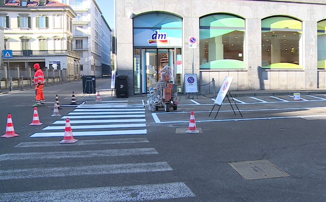 Sosta a Como, rientro a scuola con la rivoluzione dei posti moto