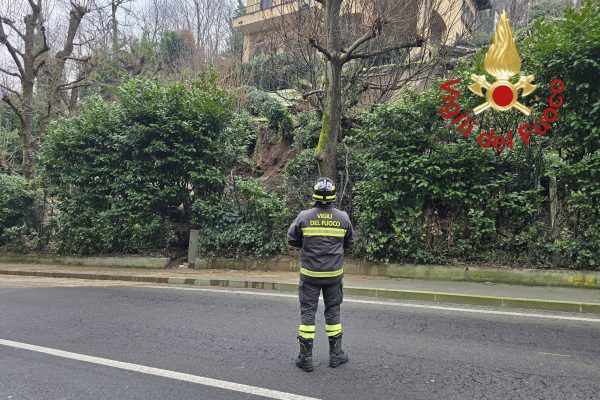 Como, chiusa via Carso a causa di uno smottamento