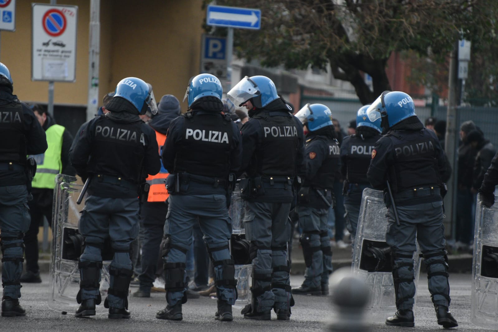 Violenza fuori dallo stadio, due arresti e 53 denunce tra i tifosi bolognesi