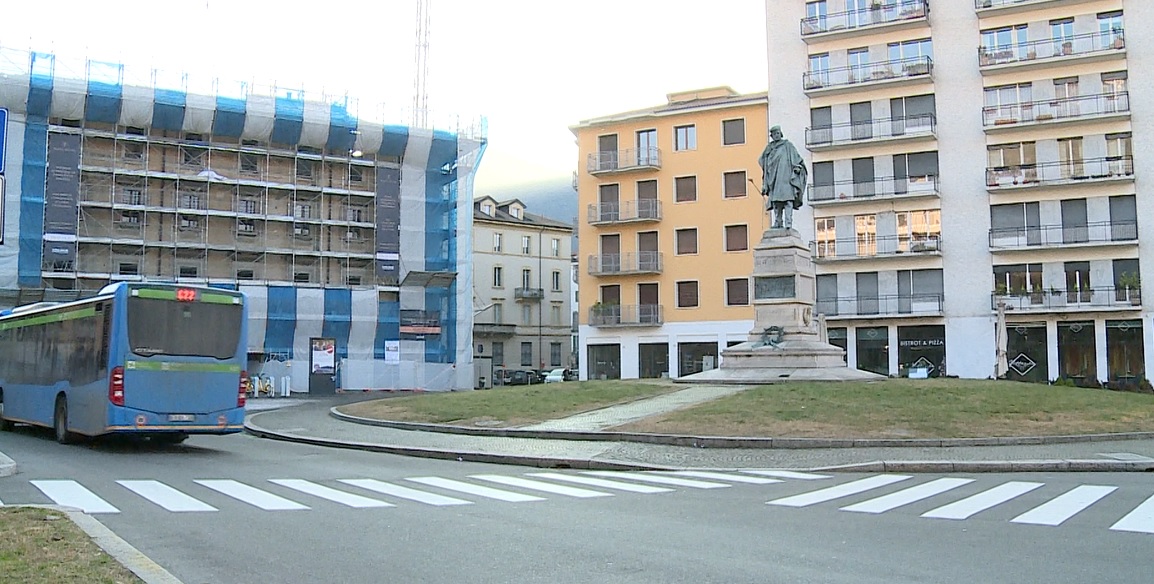 Como, trova la sua bici danneggiata e blocca la strada con le transenne: denunciato 26enne gambiano