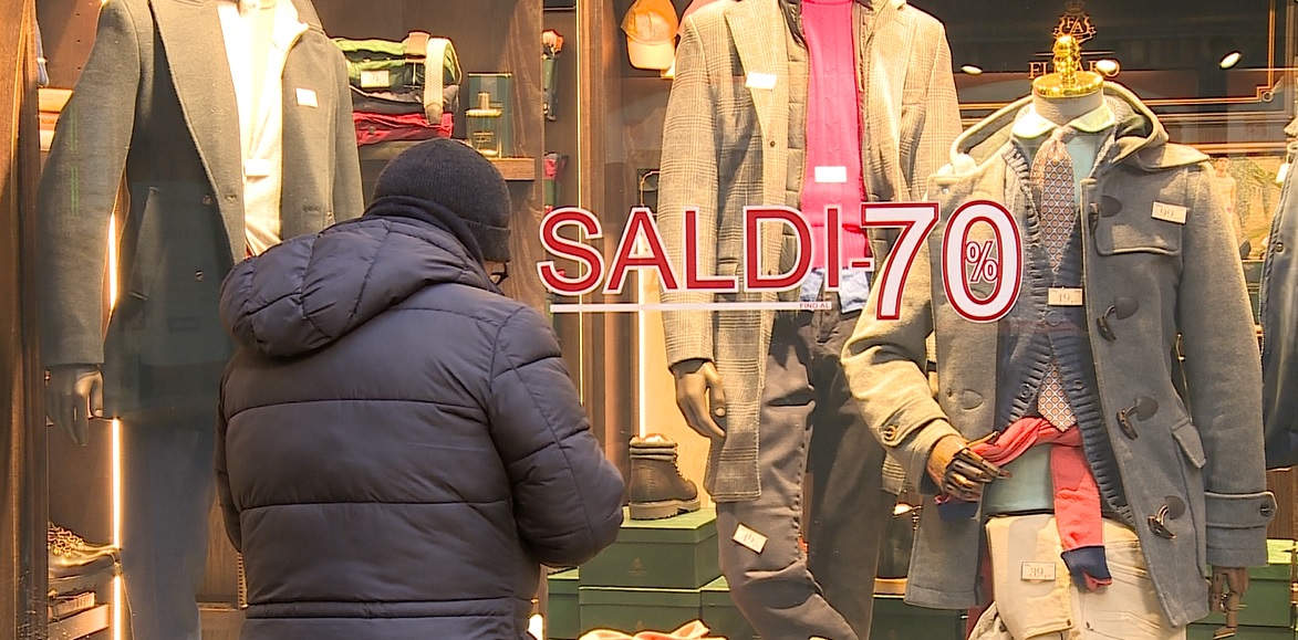 Saldi invernali, al via da domani in Lombardia: i rincari non frenano la voglia di shopping, ma attenzione agli sconti esagerati