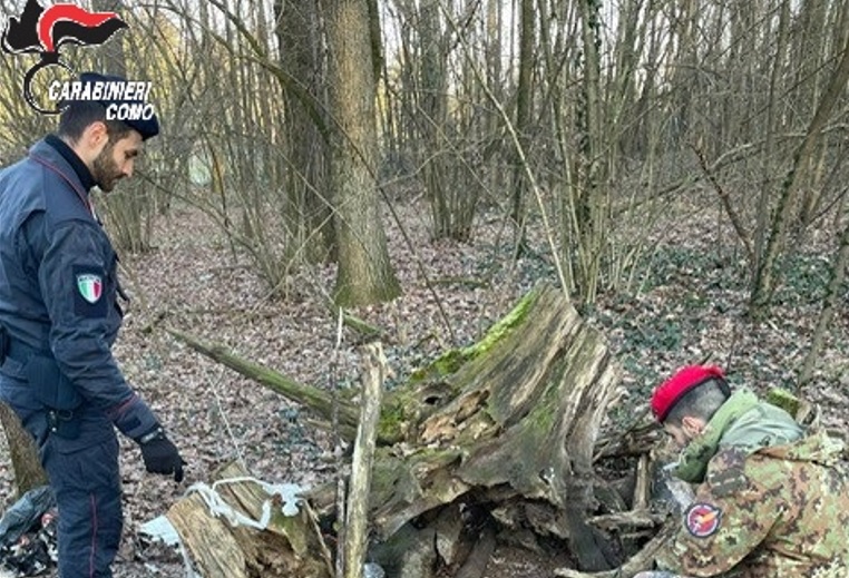 Spaccio di droga nei boschi, aumentati i controlli nel Comasco: smantellato un bivacco e denunciato un uomo con il machete