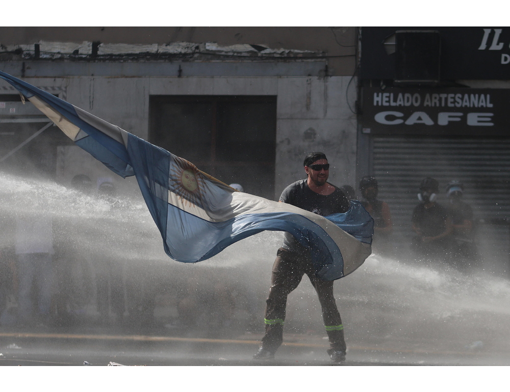 Argentina: scontri davanti al Parlamento, 37 arresti