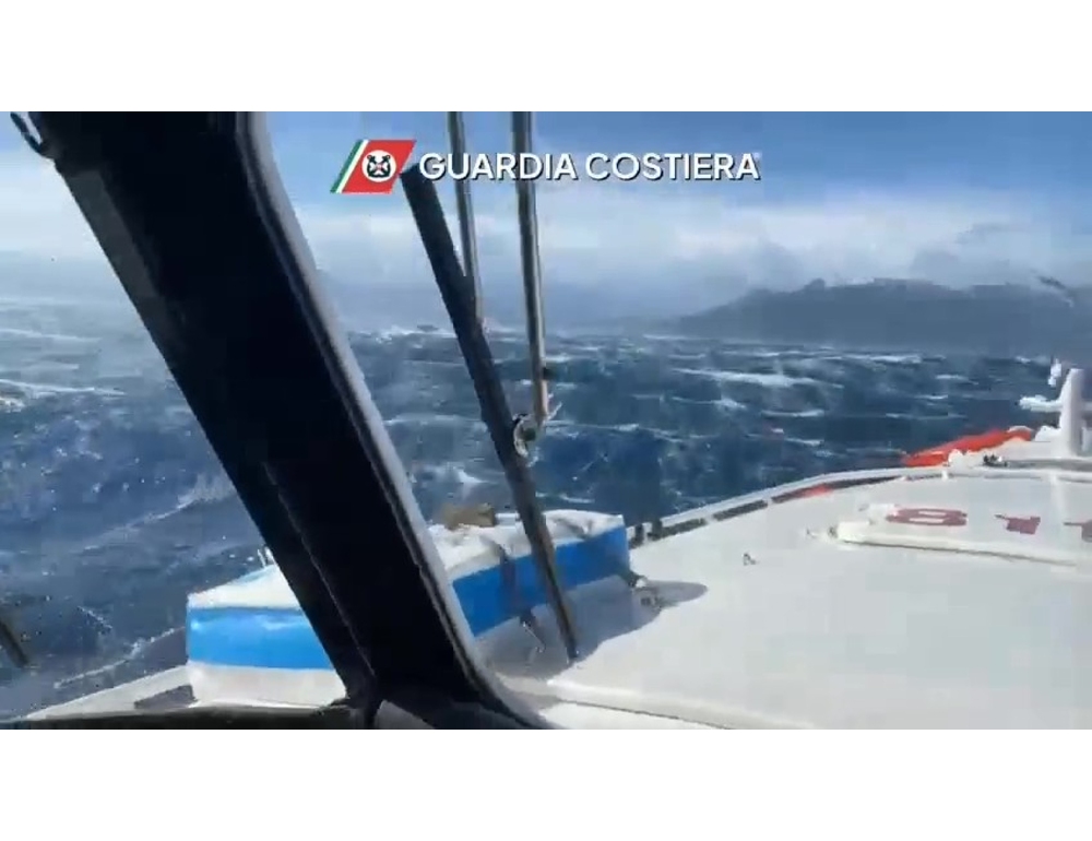 Barca affondata in Sardegna, riprese le ricerche dei due pescatori morti