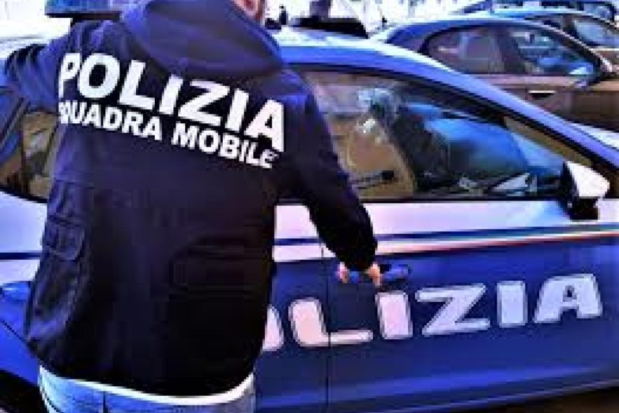 Sputi e pugni anche davanti alla figlia minore. La controllava in maniera ossessiva