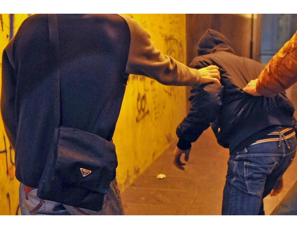 Interviene per dividere una rissa tra studenti, docente finisce in Ps