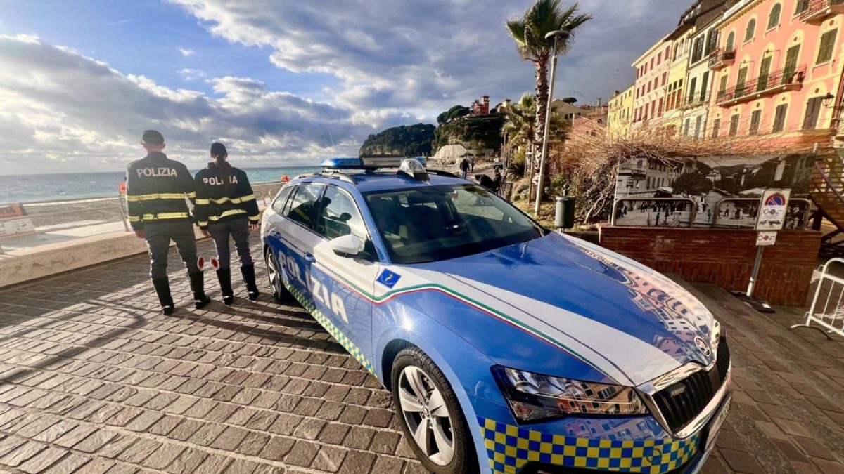 Aggressore è fuggito su un monopattino. Indagini della polizia