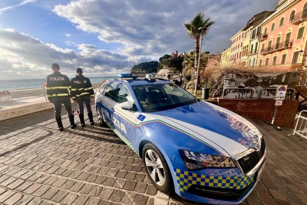 Aggressore è fuggito su un monopattino. Indagini della polizia