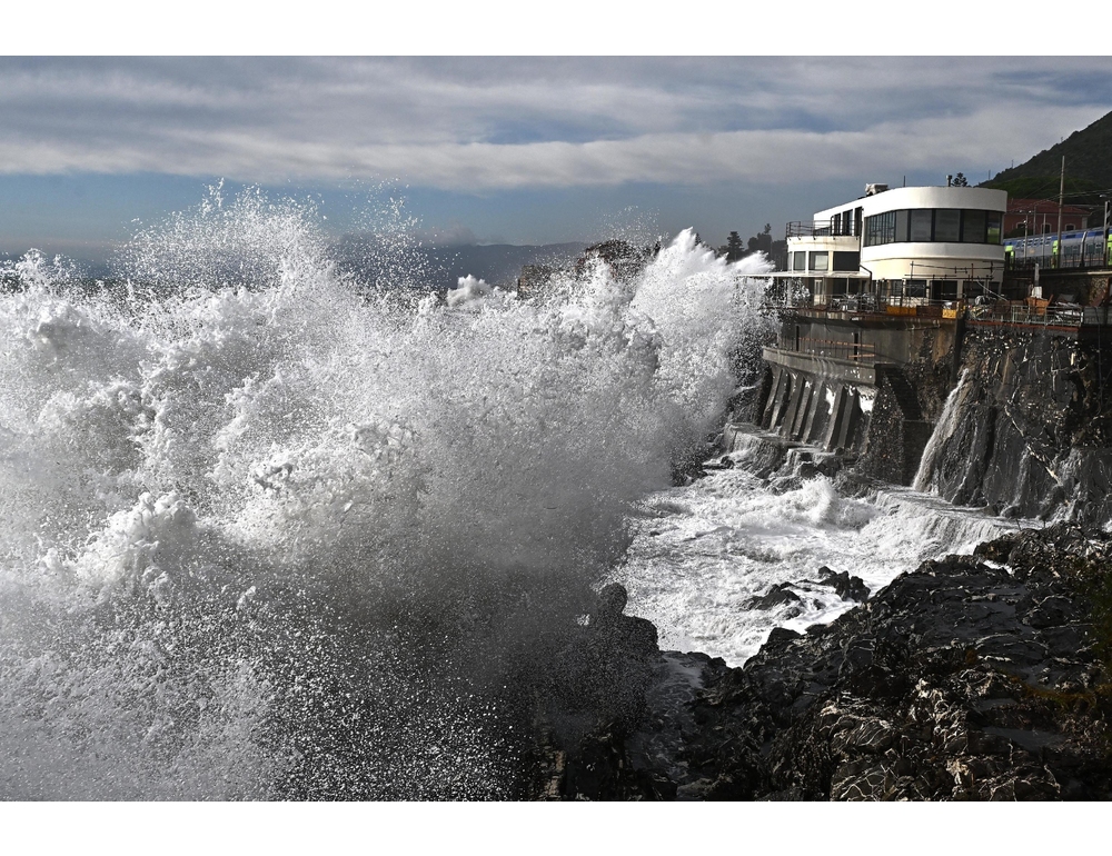 Venti di burrasca su Sardegna, Sicilia e Calabria, onde fino a 9 metri